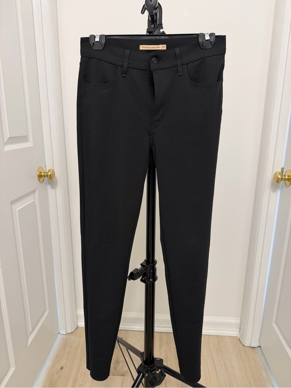 Levi’s Stretch High Rise Skinny Pants in Black